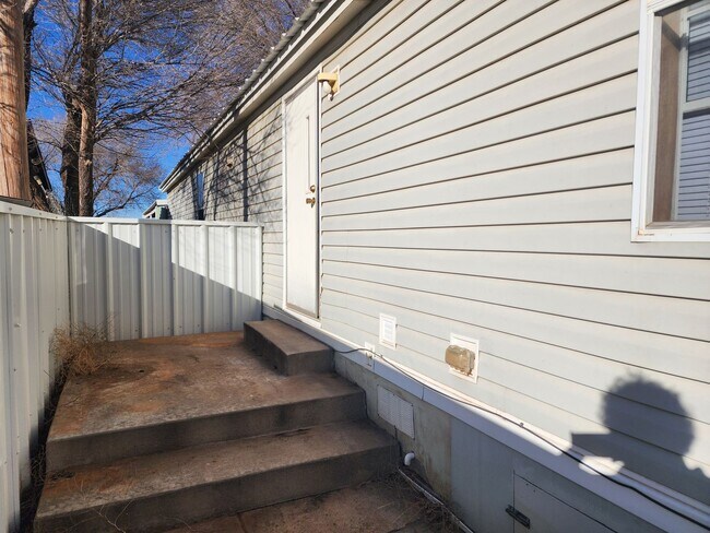 Building Photo - 306 E Spruce St