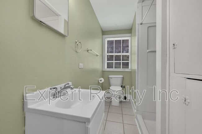 Building Photo - 1542 Somerset Dr