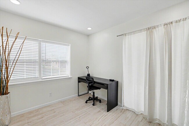 Building Photo - 713 Stafford St