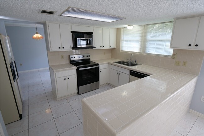 Building Photo - 19403 Long Lake Dr