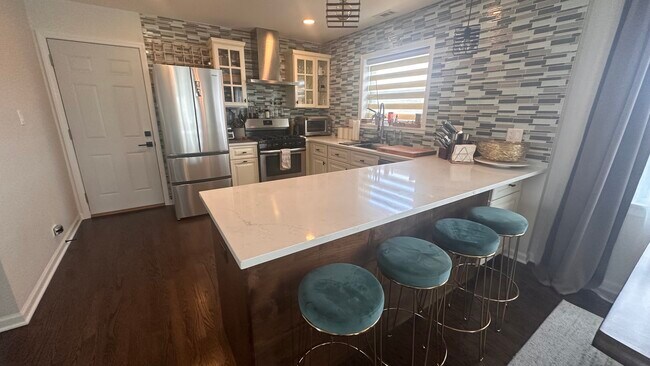 Building Photo - 354 Alles St