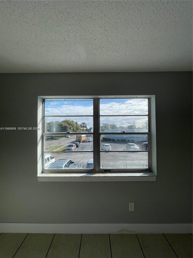 Building Photo - 13685 NE 10th Ave