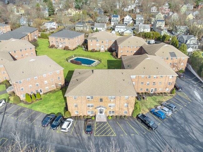 Building Photo - 7 Colonial Village Dr