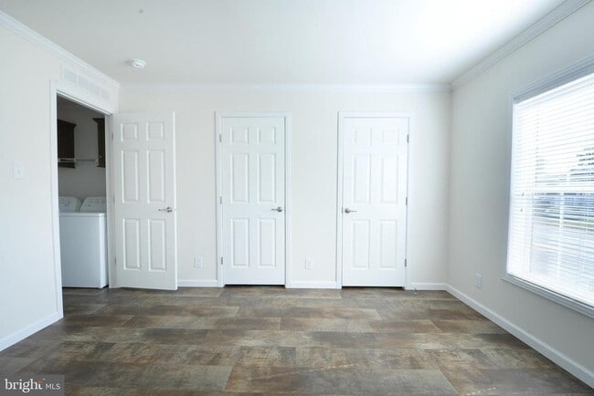 Building Photo - 41 Edgewater Dr