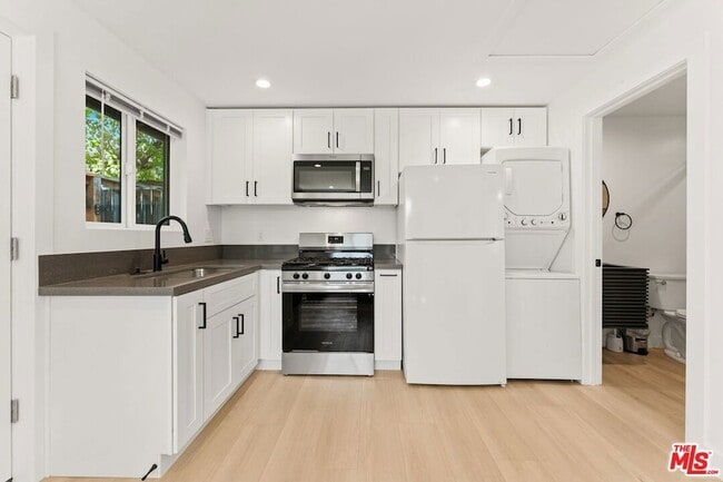 Building Photo - 7103 Hatillo Ave