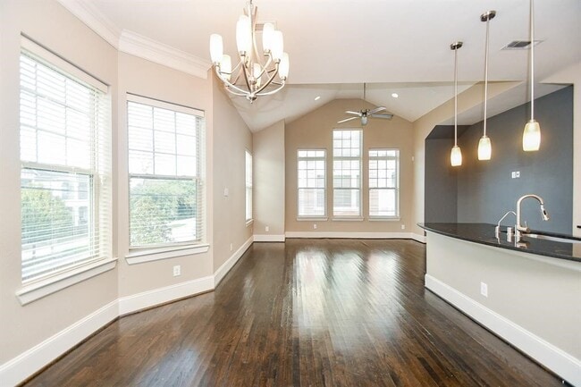 Building Photo - 716 Nicholson St