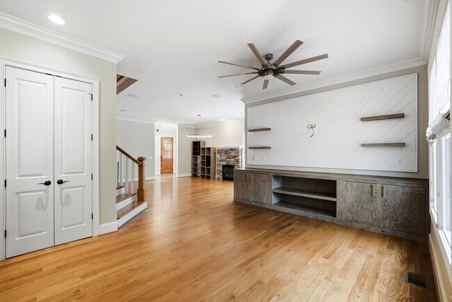 Building Photo - 520 Iverson Way