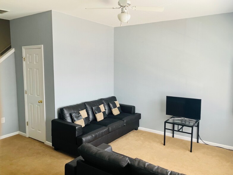 Building Photo - 118 University Village Dr