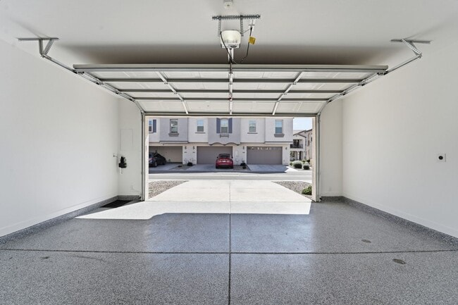 Building Photo - ** Like new Luxurious Modern townhome with 2 Master Suits in Warner Meadows**