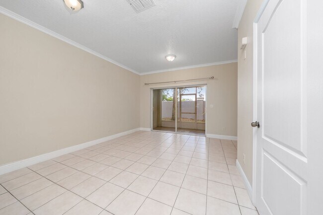 Building Photo - 2 Bedroom /2.5 bathrooms Town House. Just few minutes from Medical City.