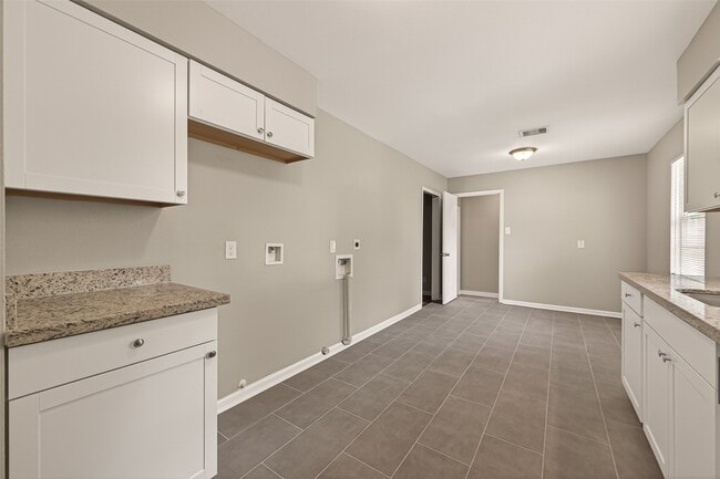 Building Photo - 226 W 4th St