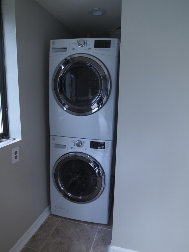 Building Photo - 298 Ivy Street