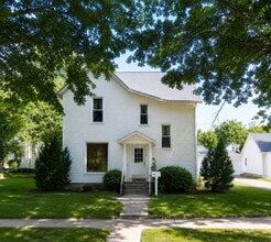 Building Photo - Bright 1 Bedroom Upper Unit Near UWEC, Water Street & Mayo Clinic – Available August 1st