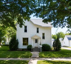 Building Photo - Bright 1 Bedroom Upper Unit Near UWEC, Water Street & Mayo Clinic – Available September 1st