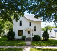 Building Photo - Bright 1 Bedroom Upper Unit Near UWEC, Water Street & Mayo Clinic – Available August 1st