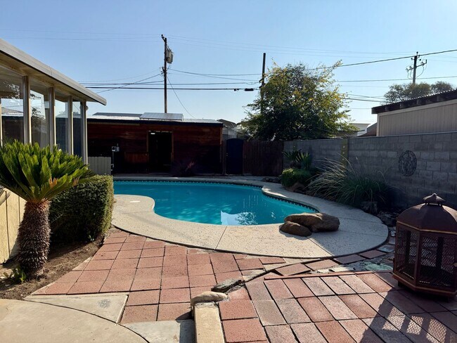 Building Photo - 223 Pollasky Ave