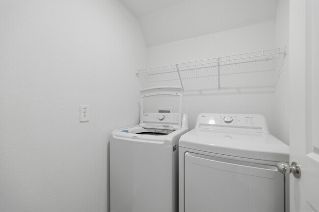 Building Photo - 3-Bedroom Oak Hammock Townhome – Internet Included!