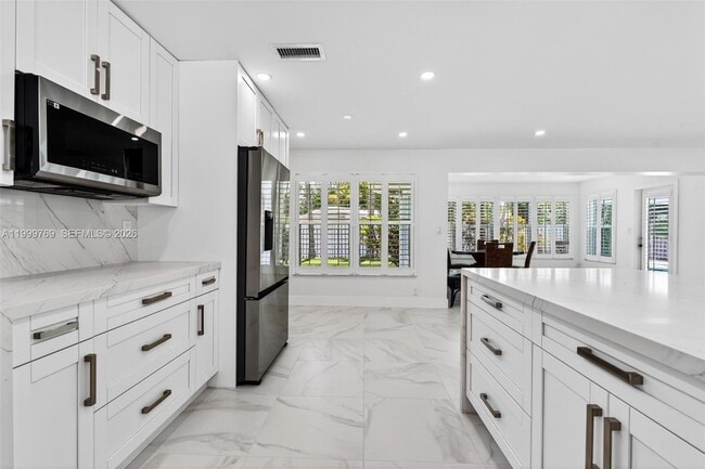 Building Photo - 4010 NE 22nd Ave