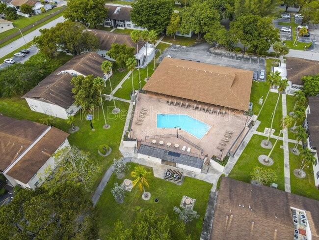 Building Photo - 345 W Laurel Dr