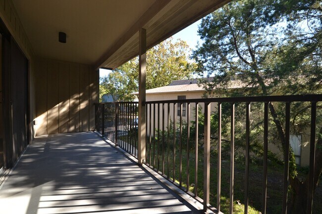 Building Photo - Lovely Winter Springs Condo ~ Vinyl Plank Flooring and Large Screened Patio!