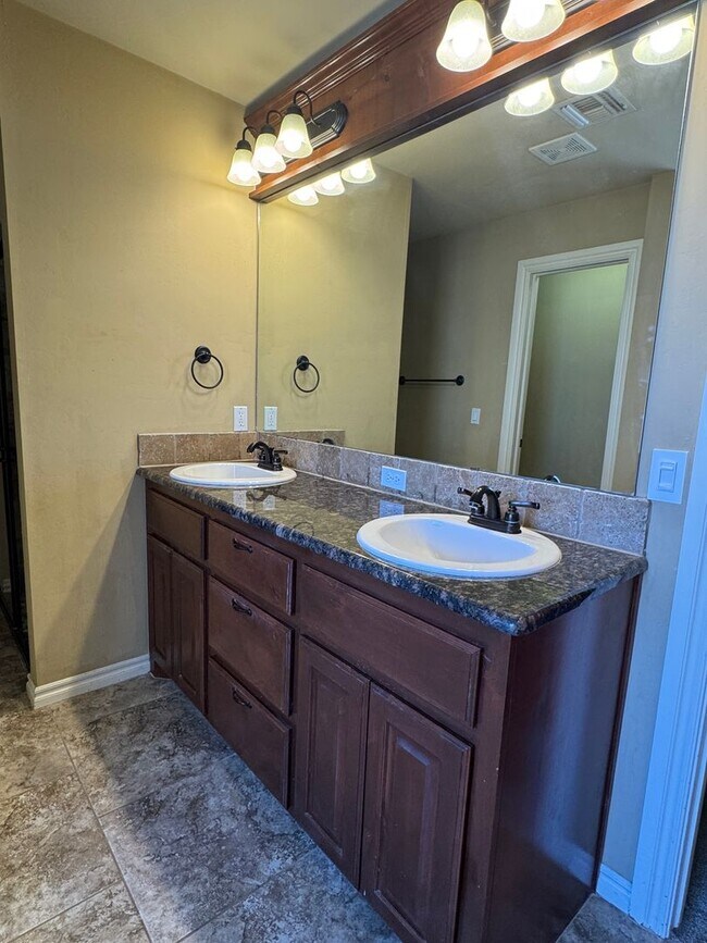 Building Photo - 7904 SW Powell Ct