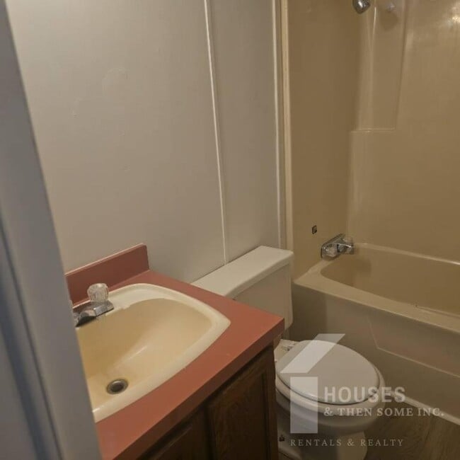 Building Photo - 214 Double Bridge Rd