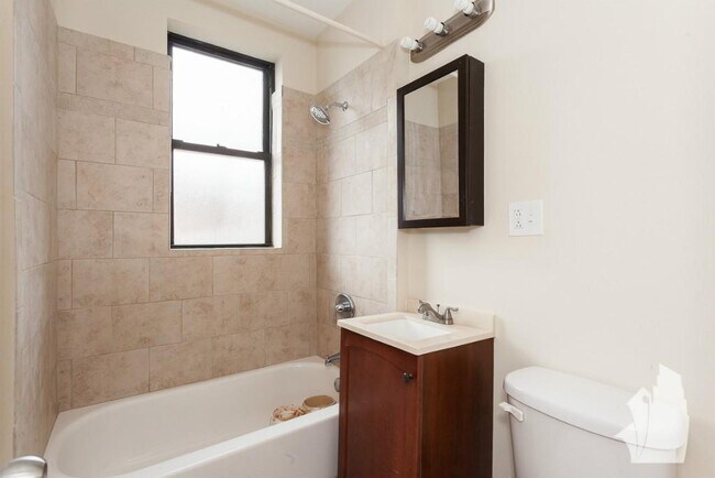 Building Photo - 824 W Diversey Pky