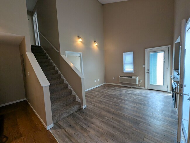 Building Photo - 2 Bedroom/2 Bathroom Townhouse in Fayette!