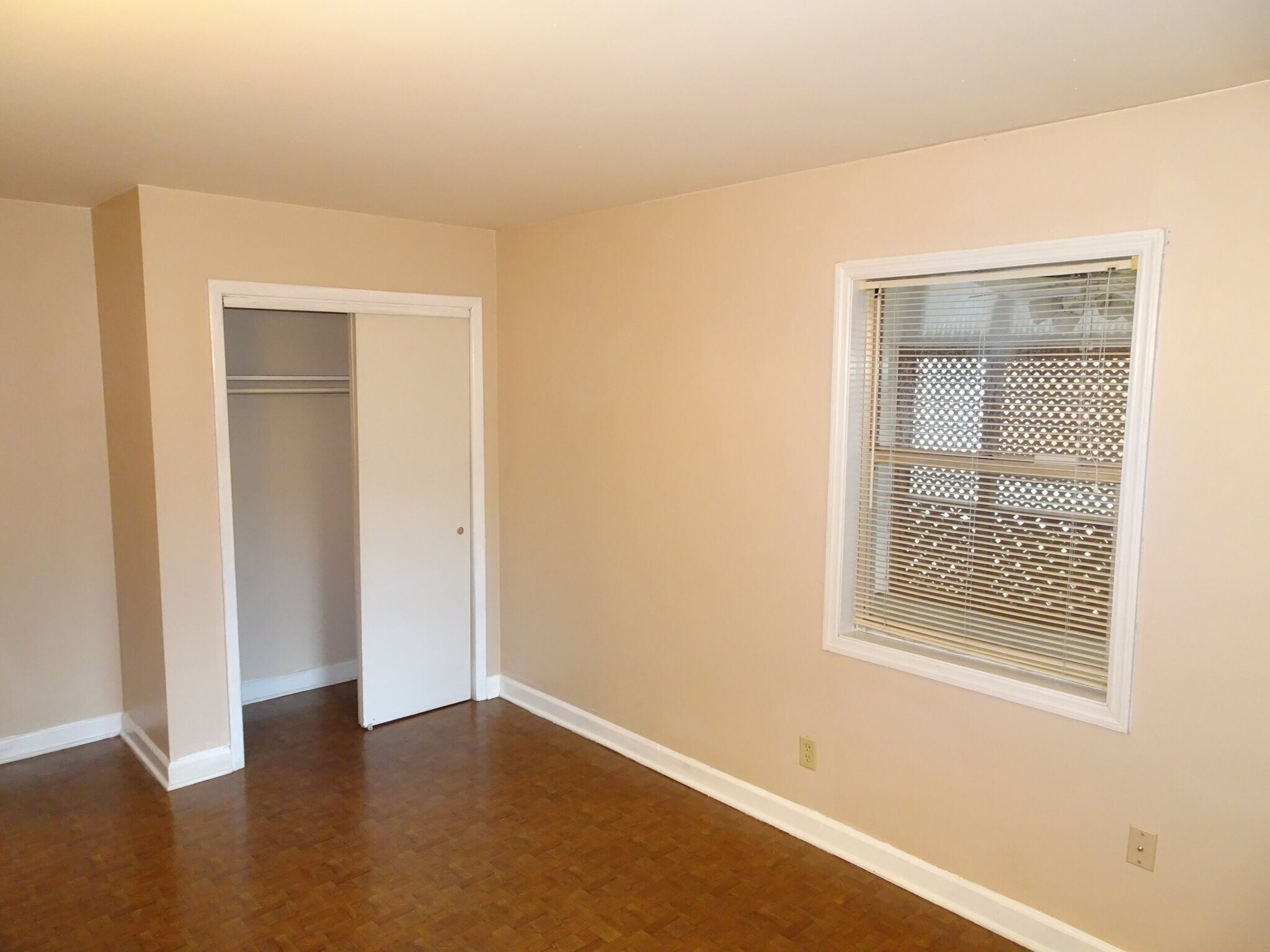 Building Photo - 283 Lake Dr