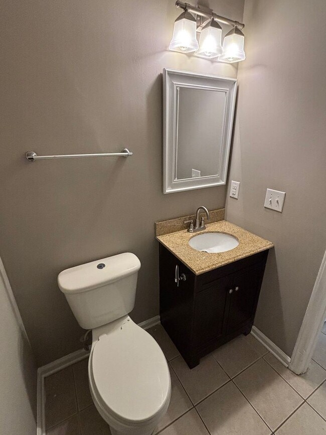 Building Photo - Beautiful 2 story townhome available in Asheboro!