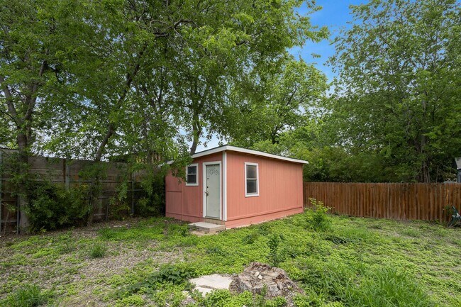 Building Photo - Charming 3/2/2 single story home near Downtown SA & St. Mary's University!