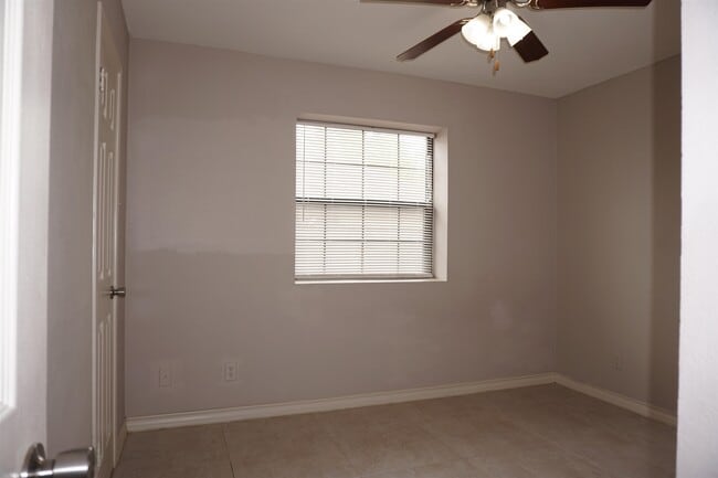 Building Photo - 8810 Crossway Dr