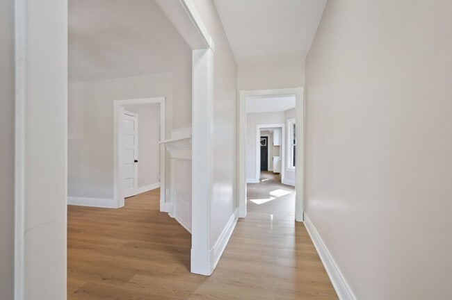 Building Photo - SCORE $500 OFF 1ST MONTH OF RENT THRU 7/31...