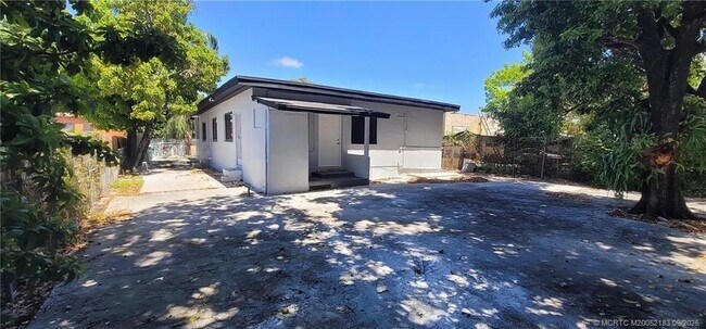 Building Photo - 1144 NW 30th St