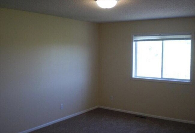 Building Photo - 608 Kingfisher Ln