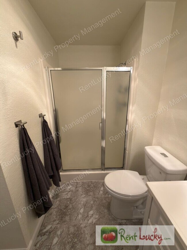 Building Photo - Beautiful 1-Bedroom Condo in Kirkland w/ Covered Parking and Patio Storage!