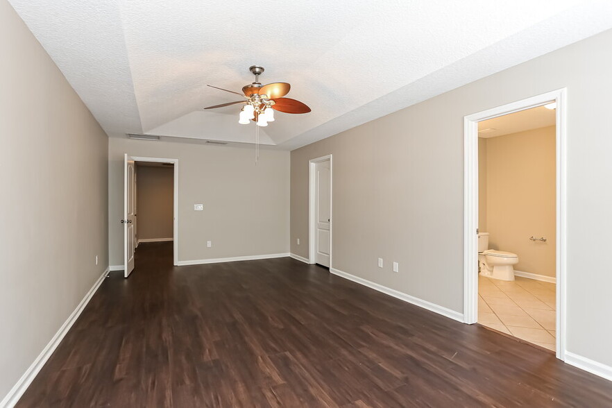 Building Photo - 75245 Ravenwood Dr