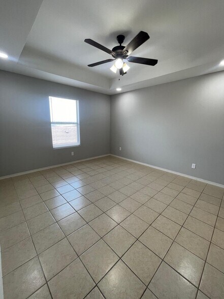 Building Photo - 406 E 3rd St