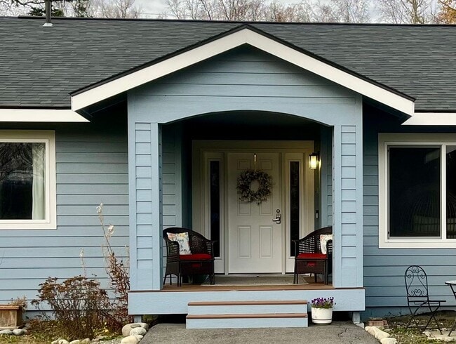 Building Photo - Spacious 3 bedroom/2 bathroom/2 car garage Ranch style home in Palmer with Soaring ceilings and m...