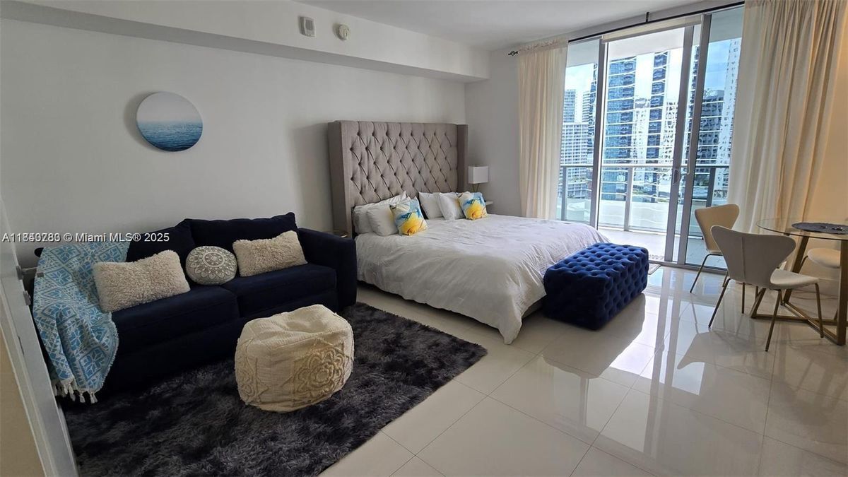 Building Photo - 1300 Brickell Bay Dr