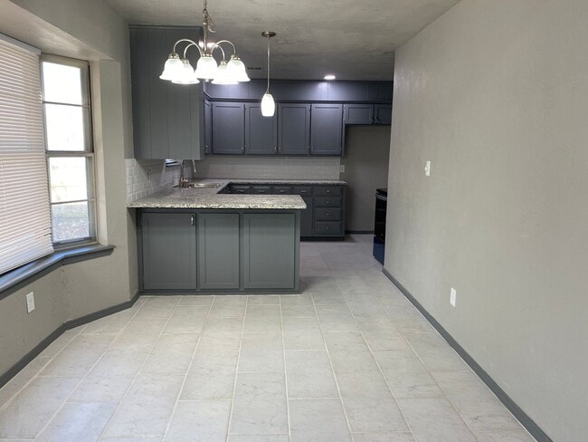 Building Photo - 10714 E 27th St S