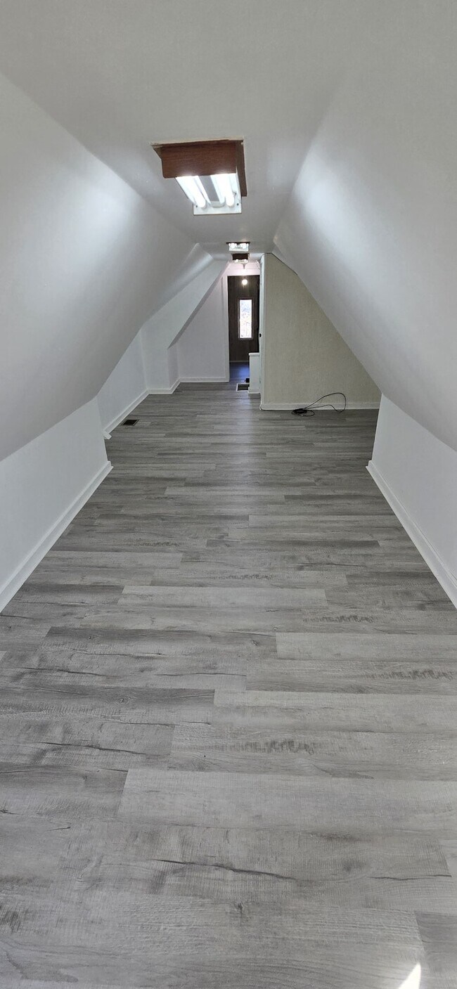 Building Photo - 721 Salt Springs Rd