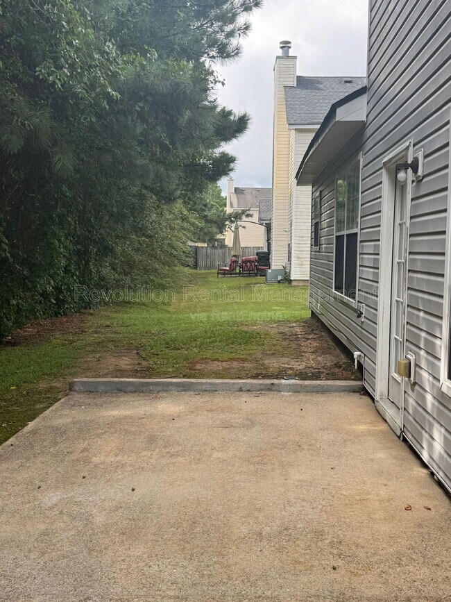 Building Photo - 1618 Village Pl Cir NE