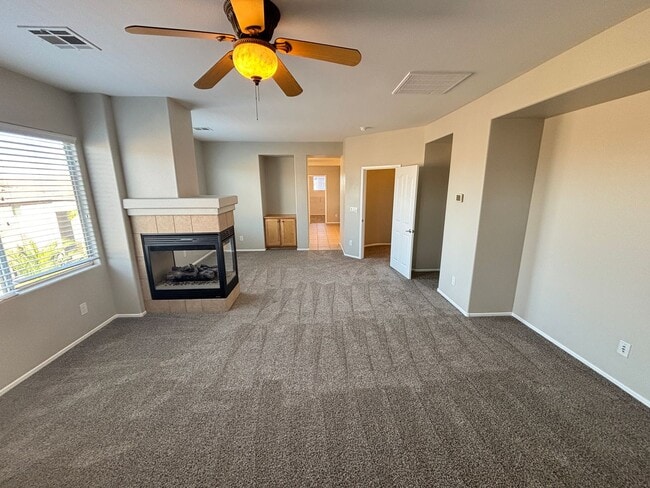 Building Photo - Gorgeous 6Bed/5Bath/4Car, 2-Story Home located in the Mountains Edge