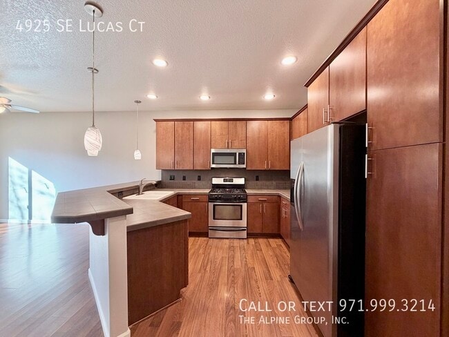 Building Photo - 4925 SE Lucas Ct