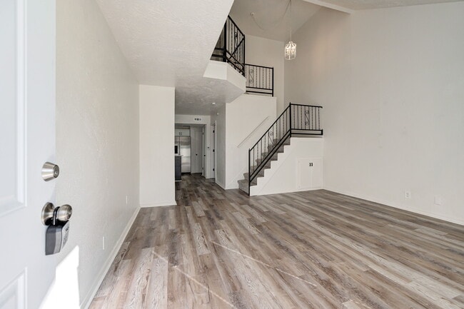 Building Photo - 727 Vicksburg Ave