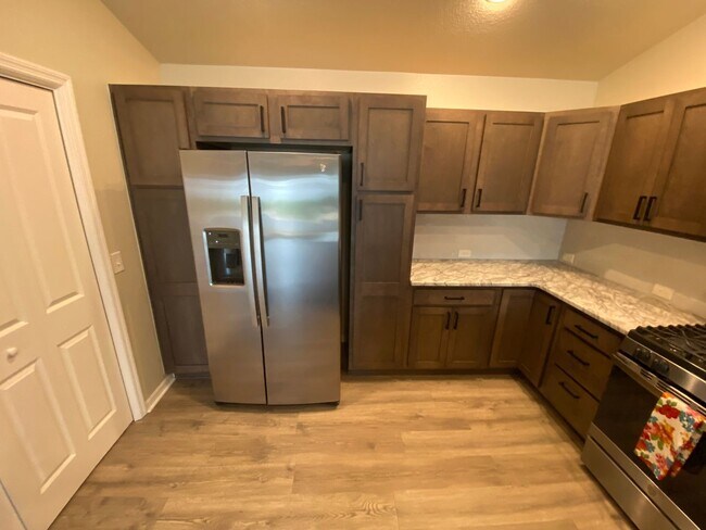Building Photo - Beautiful, Furnished ANNUAL 2 bed, 2 bath ...