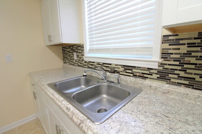 Building Photo - Renovated 2 bedroom Townhome in Belmont!