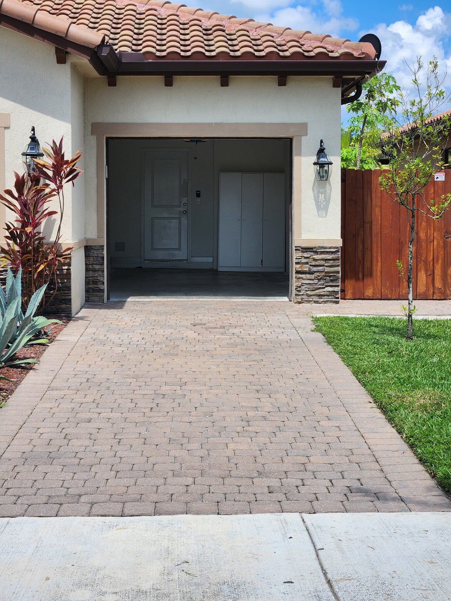 Building Photo - 212 SE 23rd Ter