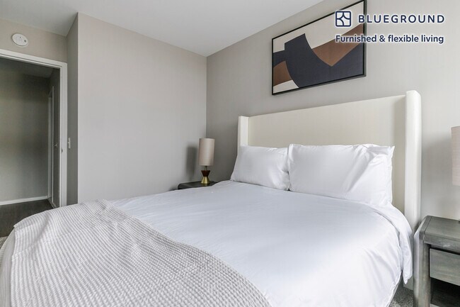 Building Photo - 3450 N Lake Shore Dr